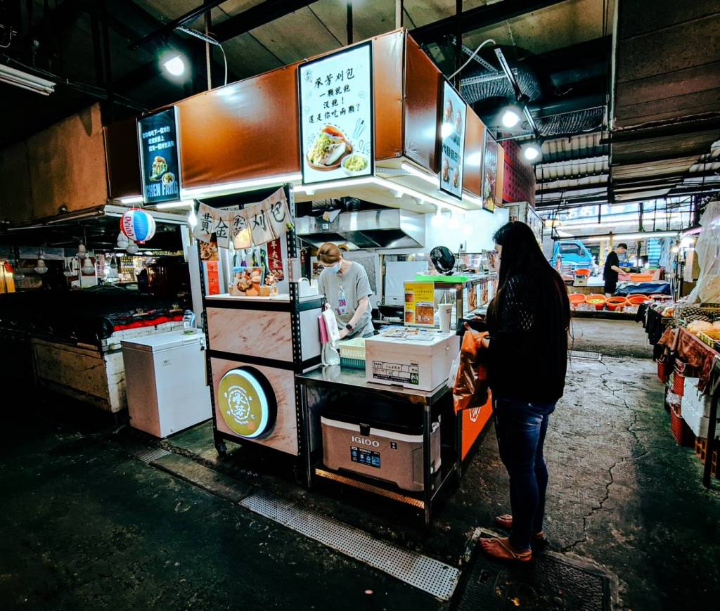 承芳黃金刈包|新光黃昏市場裡的美味 酥脆又大好滿足