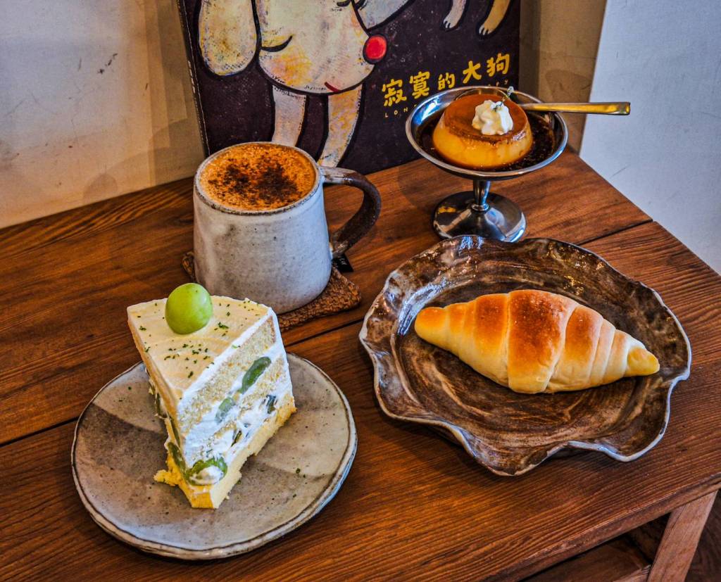小犬咖啡店|木質感的溫馨氣氛小店 寵物友善 戚風蛋糕鬆軟好好吃