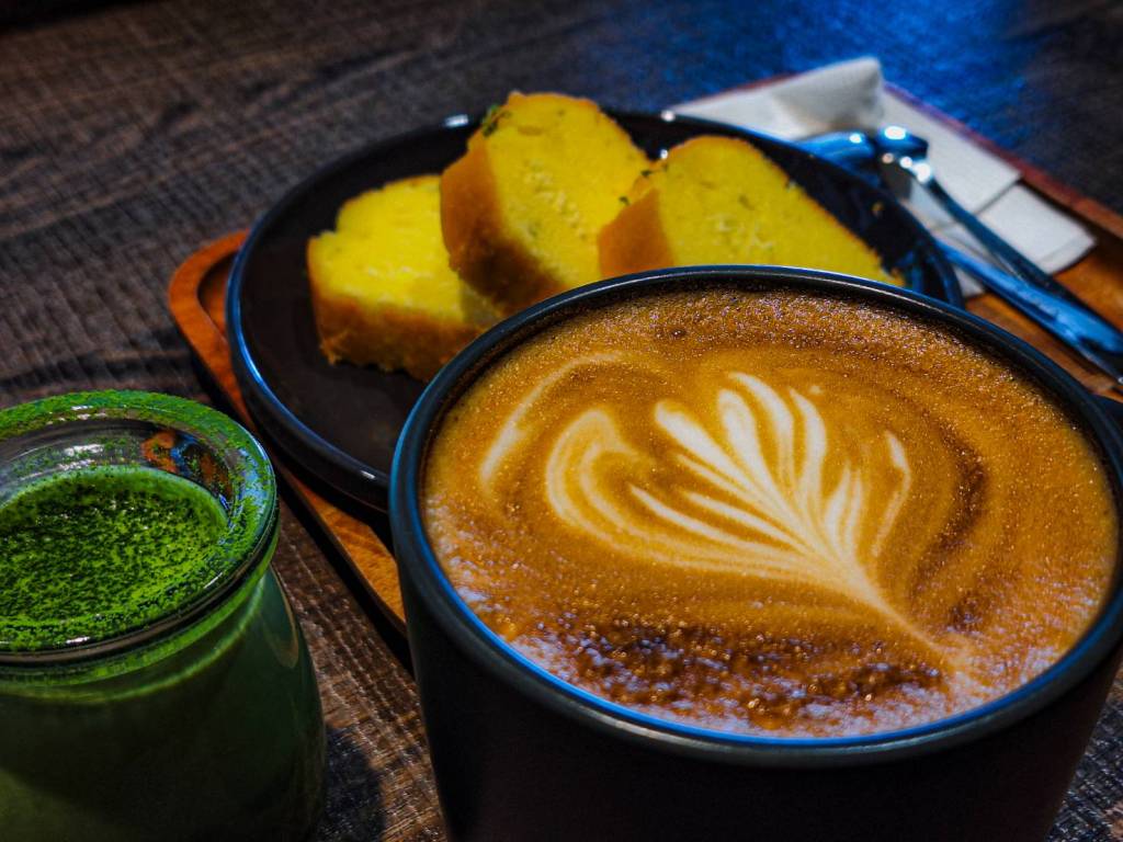 覓郵咖啡|店貓可愛 氣氛好 喜歡蒐集郵票錢鈔的收藏家不能錯過